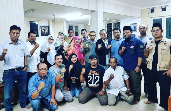 Fahira Idris Lepas dan Do’akan Rombongan Bang Japar Kawal Sidang Buni Yani