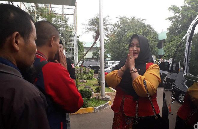 Jenguk Ahli IT Hermansyah, Fahira Idris Kondisinya Lebih Baik
