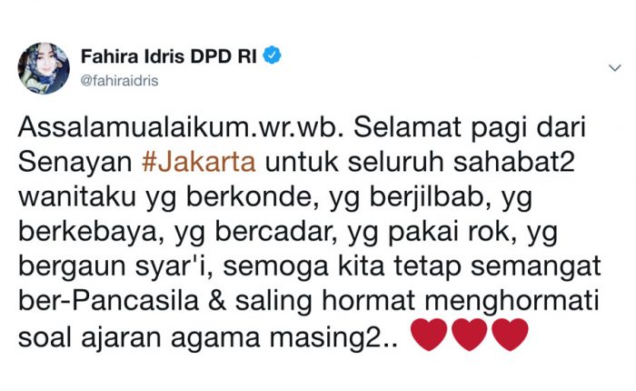 Ibu-ibu yang Bercadar dan Bergegas Saat Adzan Juga Cinta Indonesia