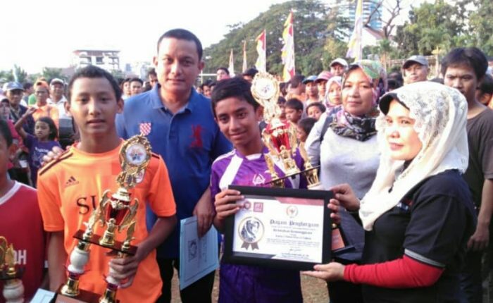 Senator Fahira Idris Beri Penghargaan pada Festival Olahraga Rakyat Palmerah