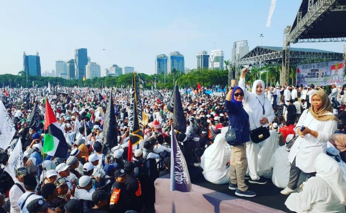 Bendera Tauhid & Merah Putih Bersatu di Reuni 212, Ini Maknanya Menurut Fahira ...