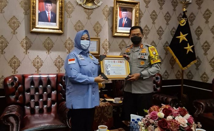 Serahkan Penghargaan Kepada Kapolda, Fahira Idris: Terima Kasih atas Kontribusinya Ikut Tanggulangi Covid-19