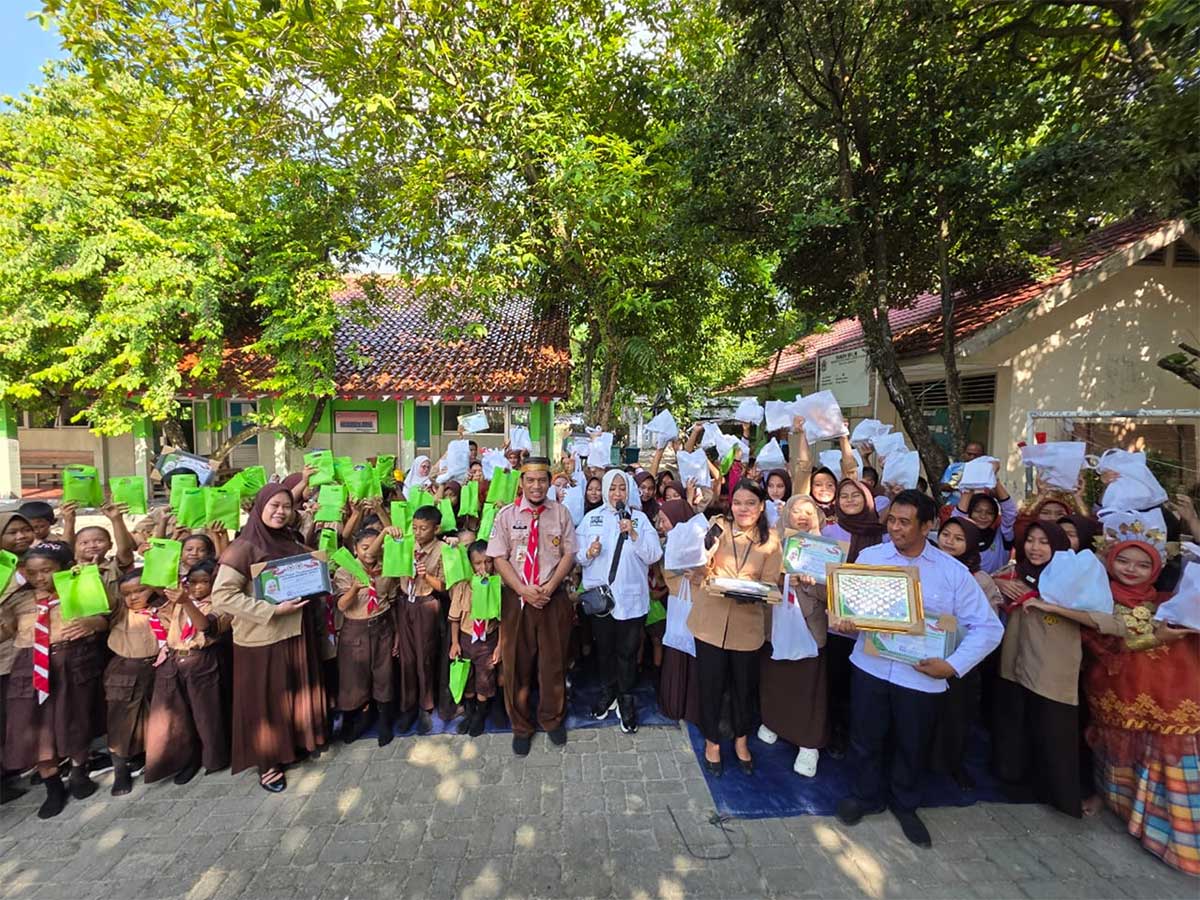 Sapa-Warga-Pulau-Sabira,-Fahira-Idris-Serap-Aspirasi-Soal-Transportasi-Hingga-Sinyal-Telekomunikasi–